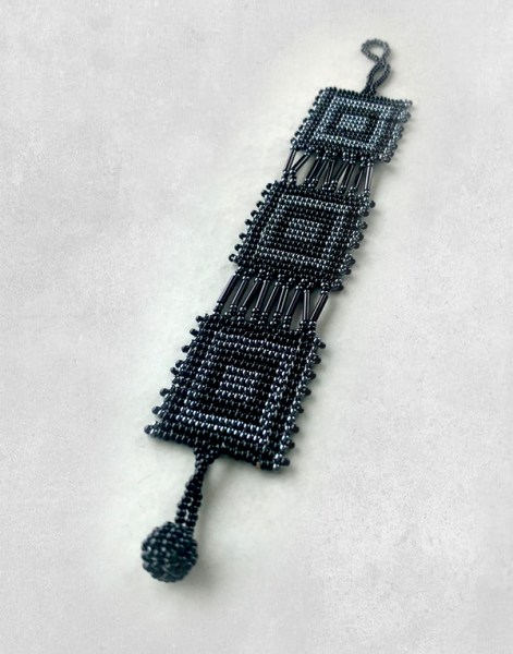 african beaded bracelet square black metallic grey 17